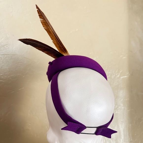 WONDERFUL 1930s\' PURPLE FELT TILT HAT WITH LONG FEATHERS AND FELT KNOTS main image 10